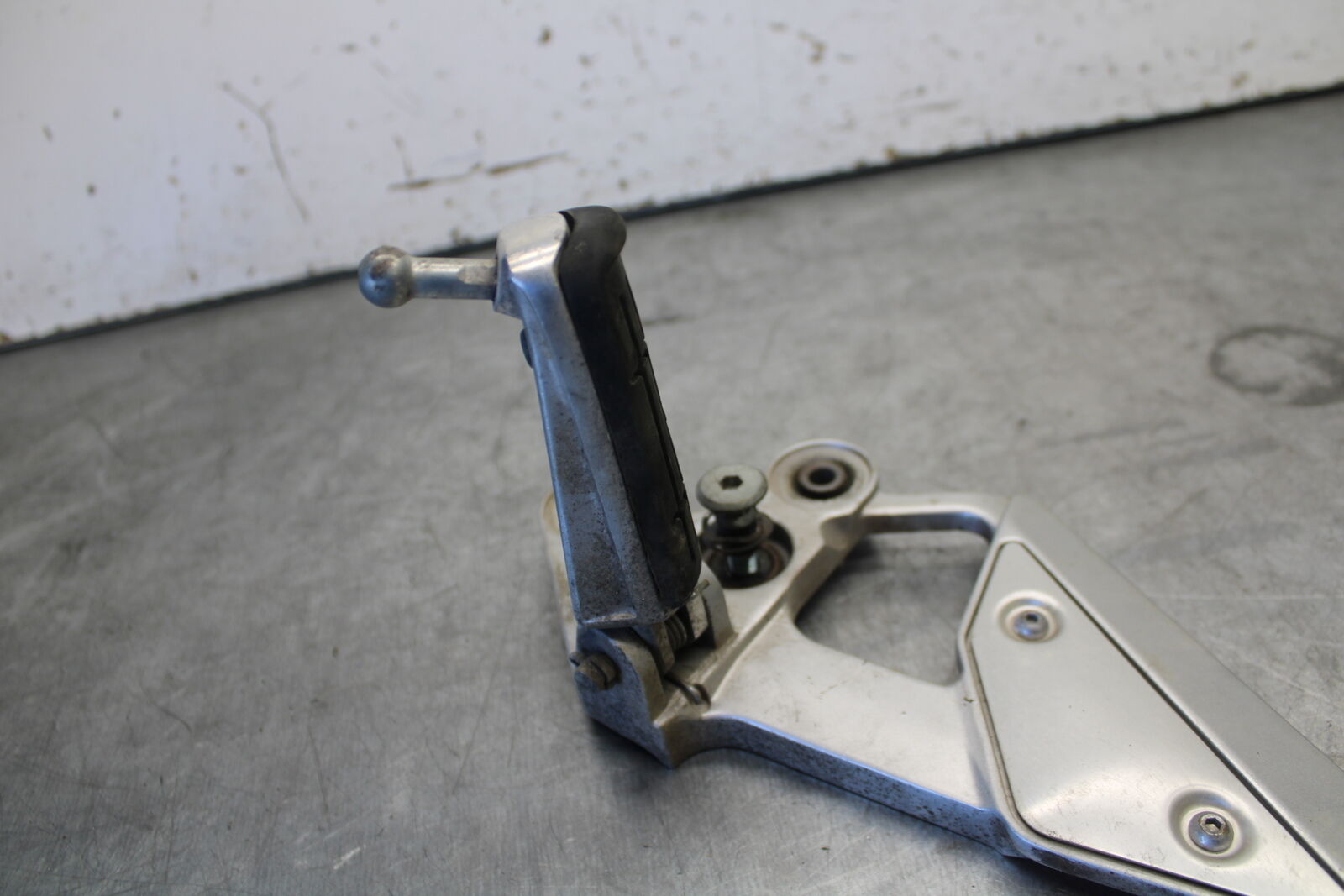 07-09 YAMAHA FZ6 LEFT REARSET REAR SET DRIVER FOOT PEG REST STOP BB713