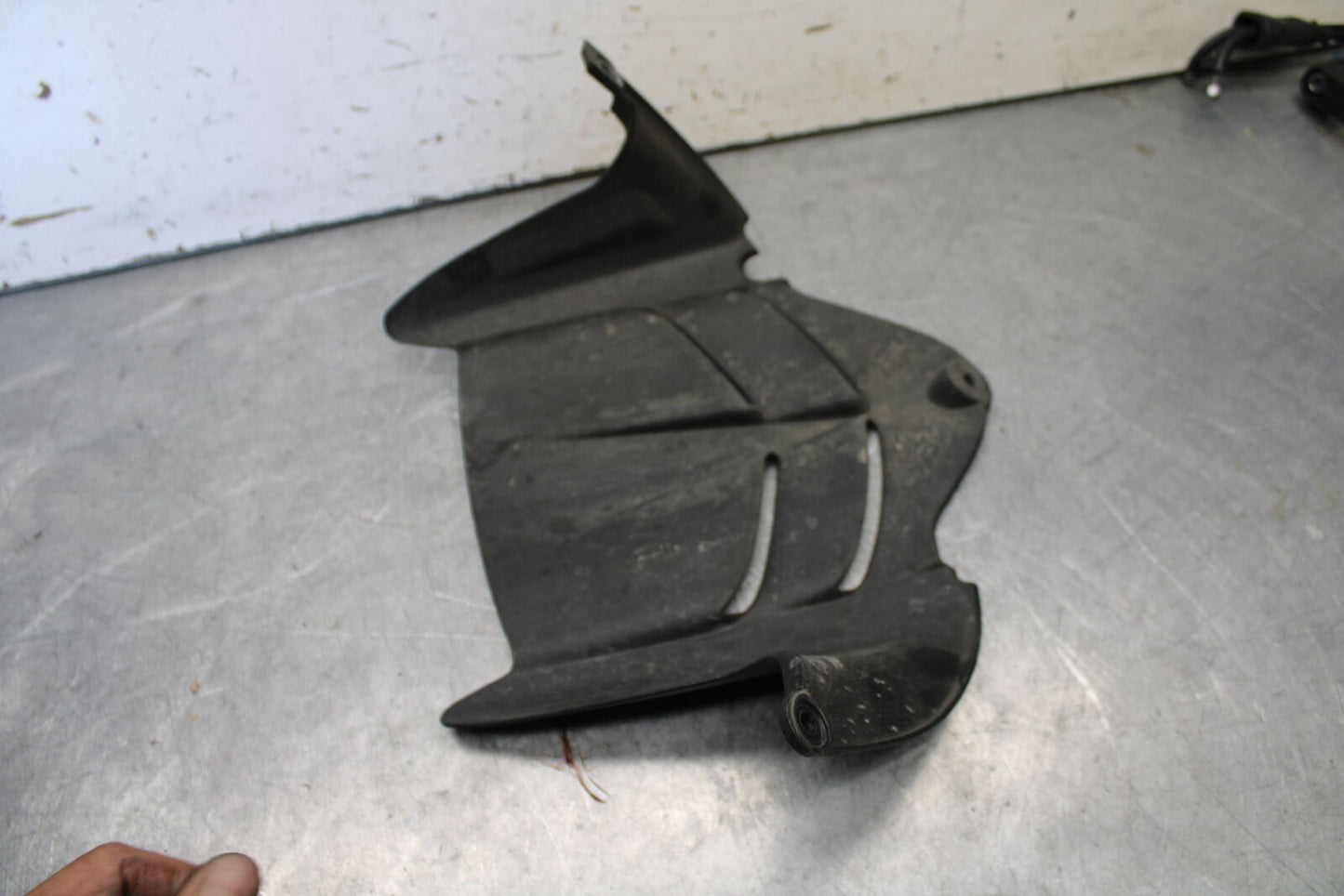 09-12 KAWASAKI NINJA ZX6R ZX600R REAR BACK WHEEL TIRE HUGGER 35023-0171 BB656