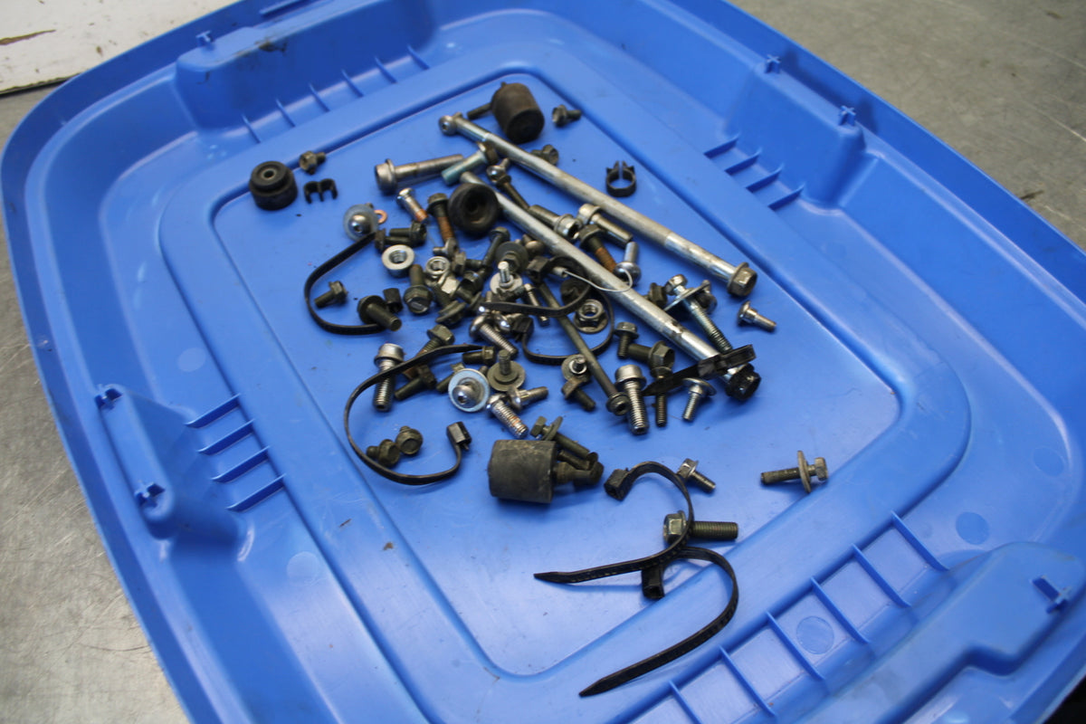 04 SUZUKI GSXR600 LEFTOVER MOUNTING BOLTS HARDWARE MOTOR SCREWS  BB676