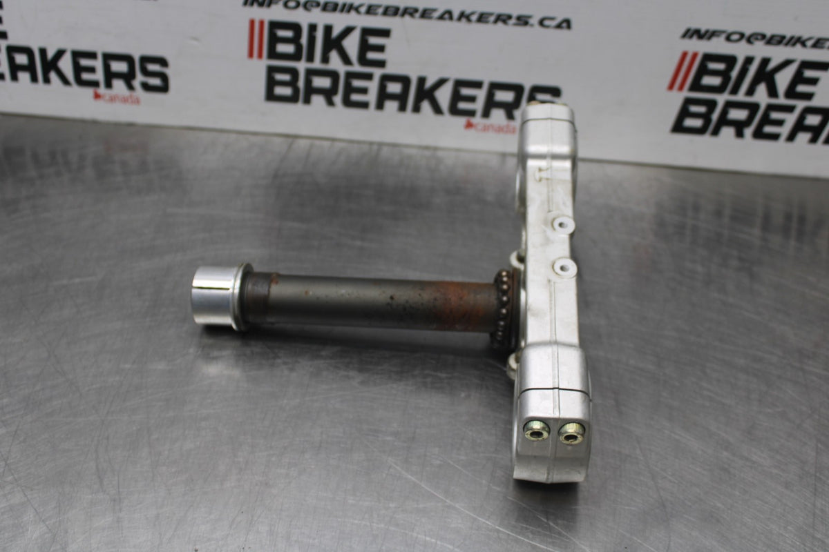 02 DUCATI MONSTER 620 FRONT FORKS CLAMP LOWER TRIPLE TREE STEM BB851