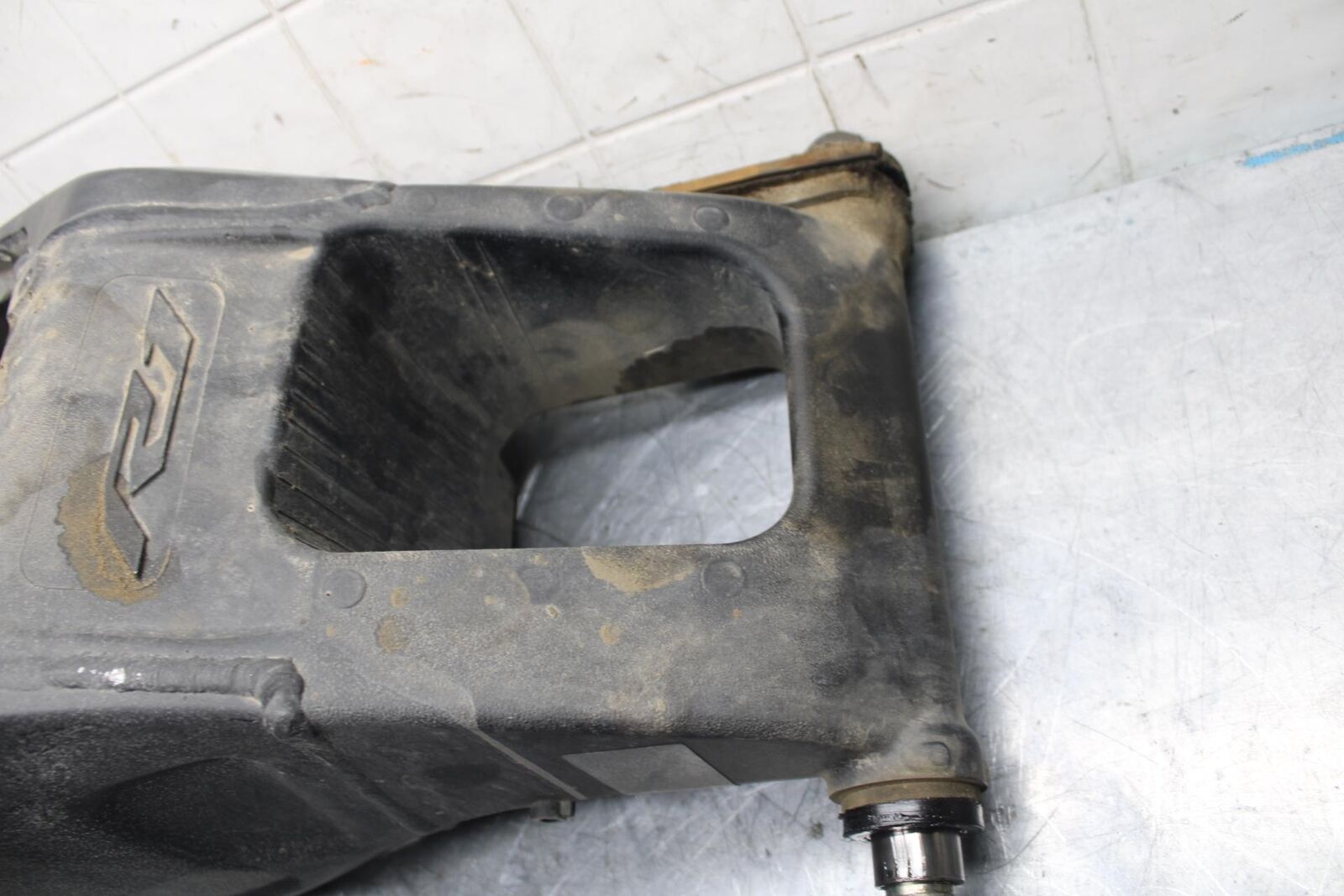 18 YAMAHA YZF R1  REAR SWINGARM BACK SUSPENSION SWING ARM BB473