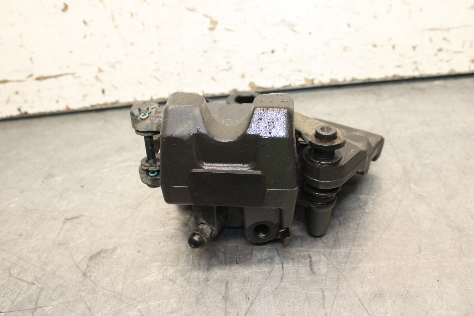 19-24 YAMAHA R3 REAR BACK BRAKE CALIPER W MOUNT BRACKET BB736