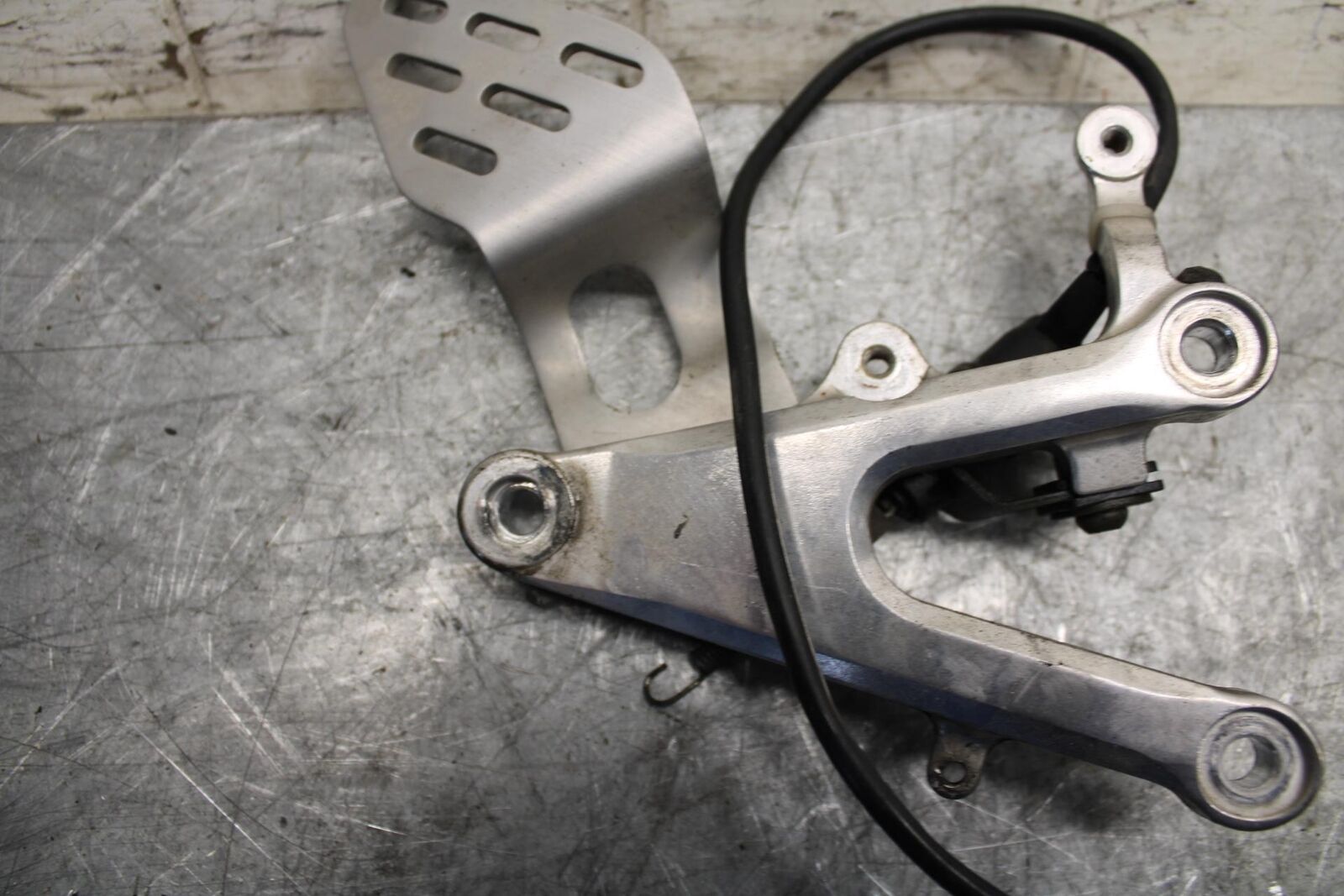 2003 Yamaha YZF R6 RIGHT REARSET REAR SET DRIVER FOOT PEG REST STOP BB539