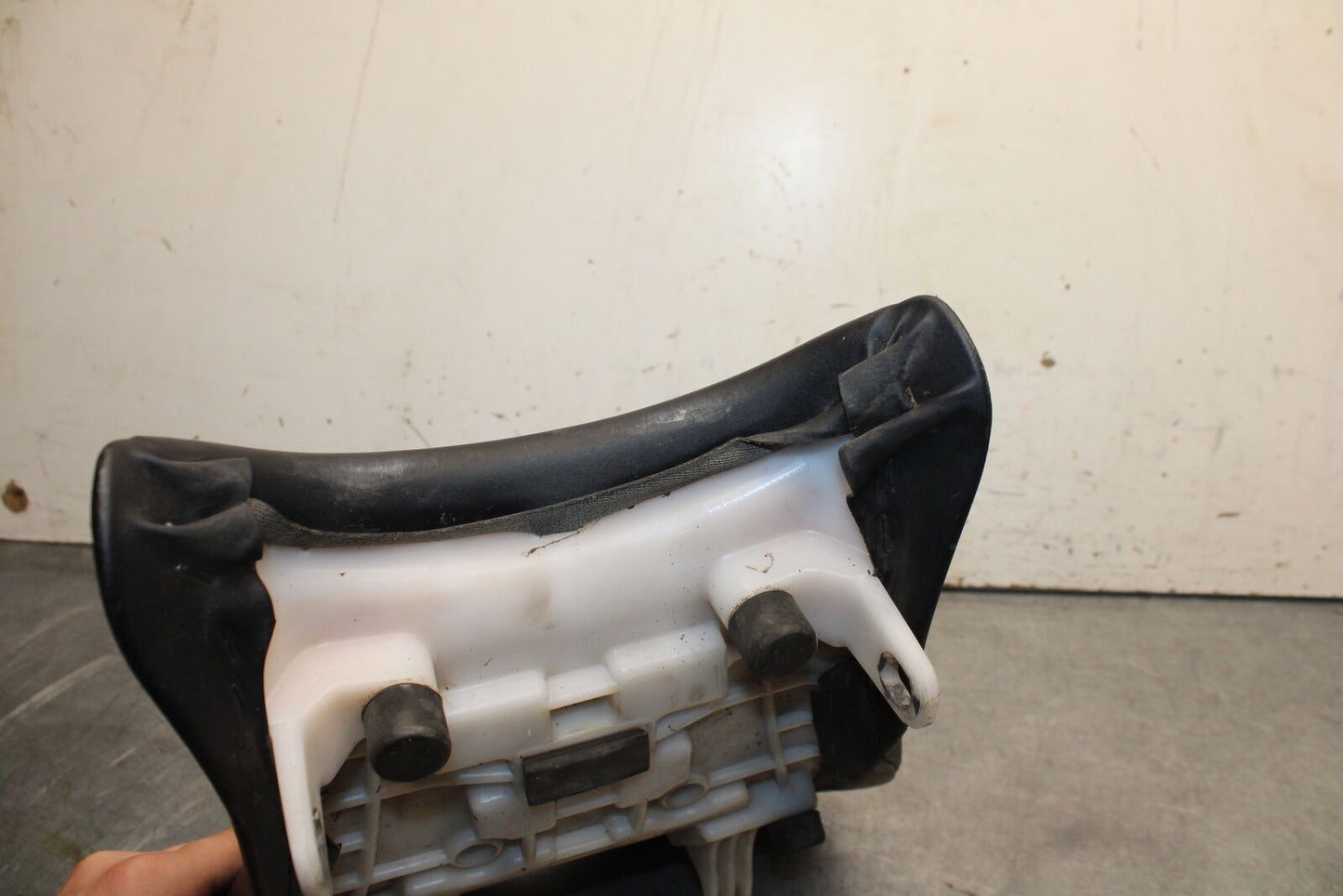 06-07 SUZUKI GSXR750 FRONT DRIVERS SEAT PAD SADDLE PILLION 45100-01H00-6BY BB670