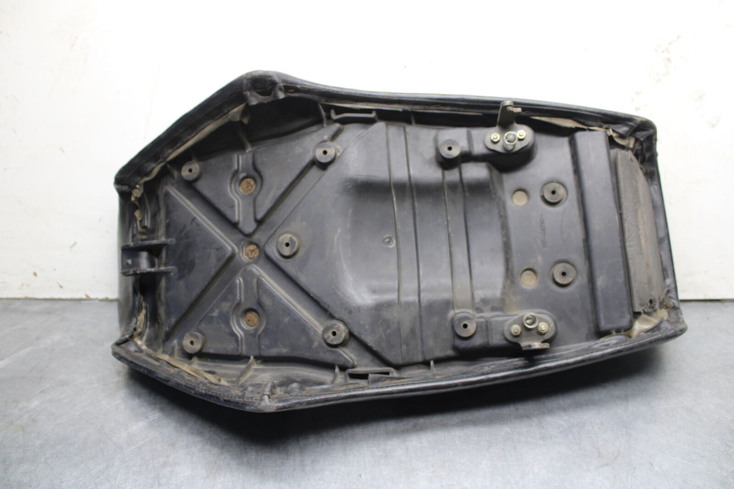 82-83 YAMAHA MAXIM 750 FRONT DRIVERS SEAT BB671