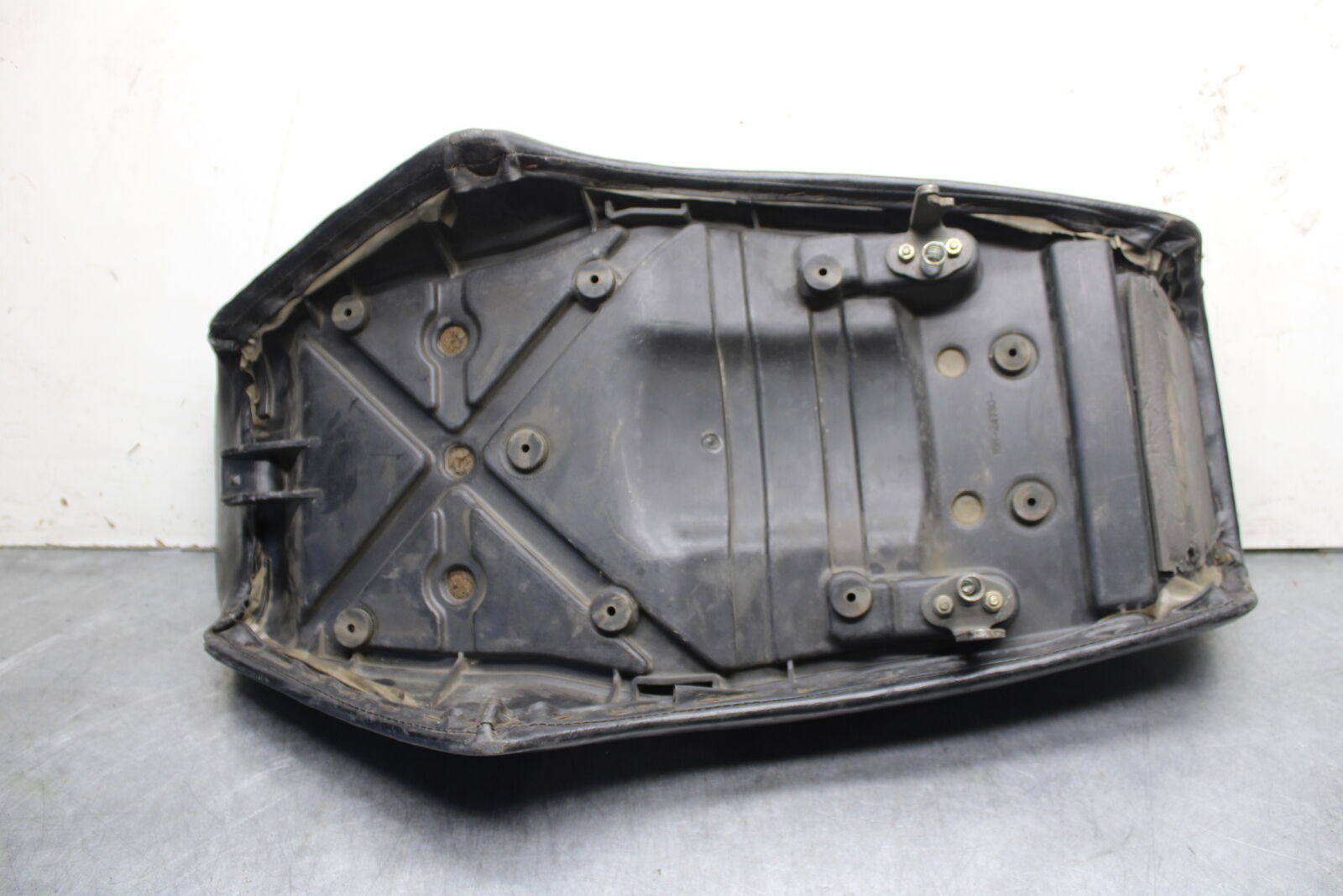 82-83 YAMAHA MAXIM 750 FRONT DRIVERS SEAT BB671