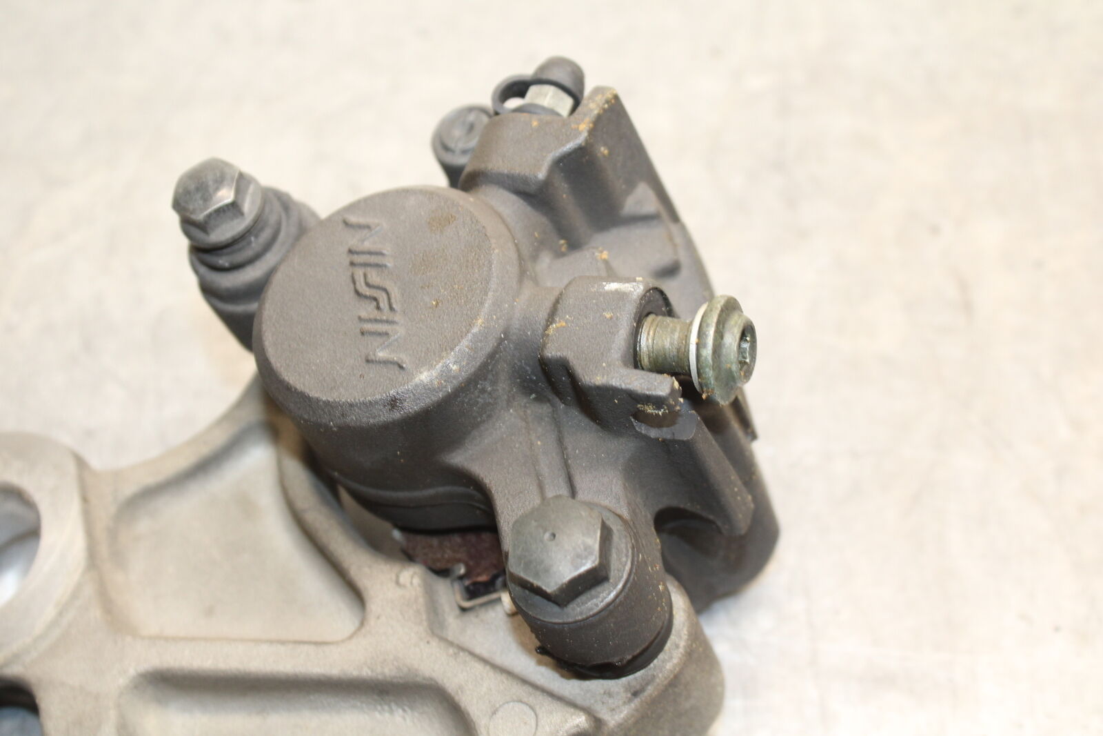 08-09 YAMAHA YZF R6S REAR BACK BRAKE CALIPER W MOUNT BRACKET BB115