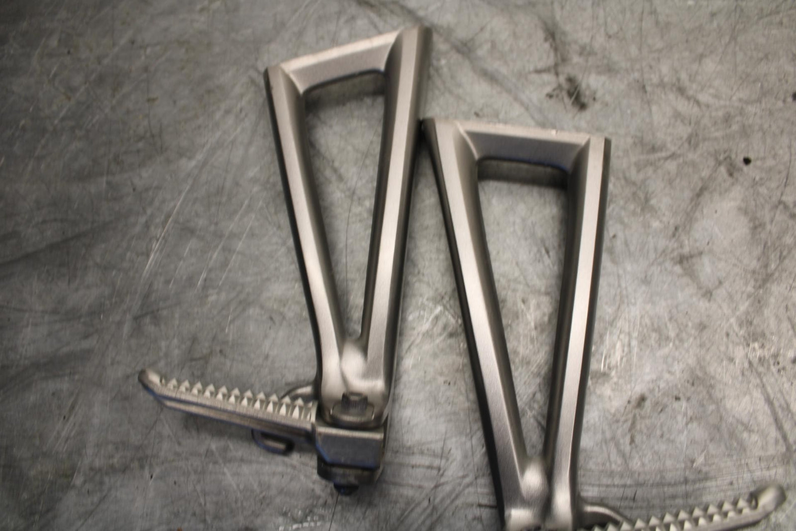 2009 Yamaha YZF R6 REAR BACK PASSENGER PEG SET PAIR 2C0-2741L-00-00 BB532
