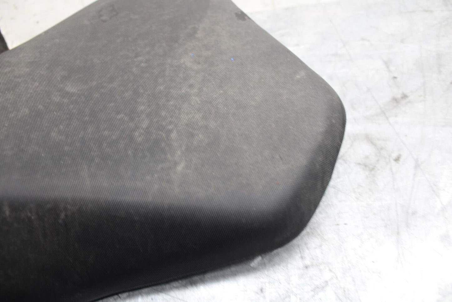 13 SUZUKI GSXR750 FRONT DRIVERS SEAT PAD SADDLE PILLION BB474