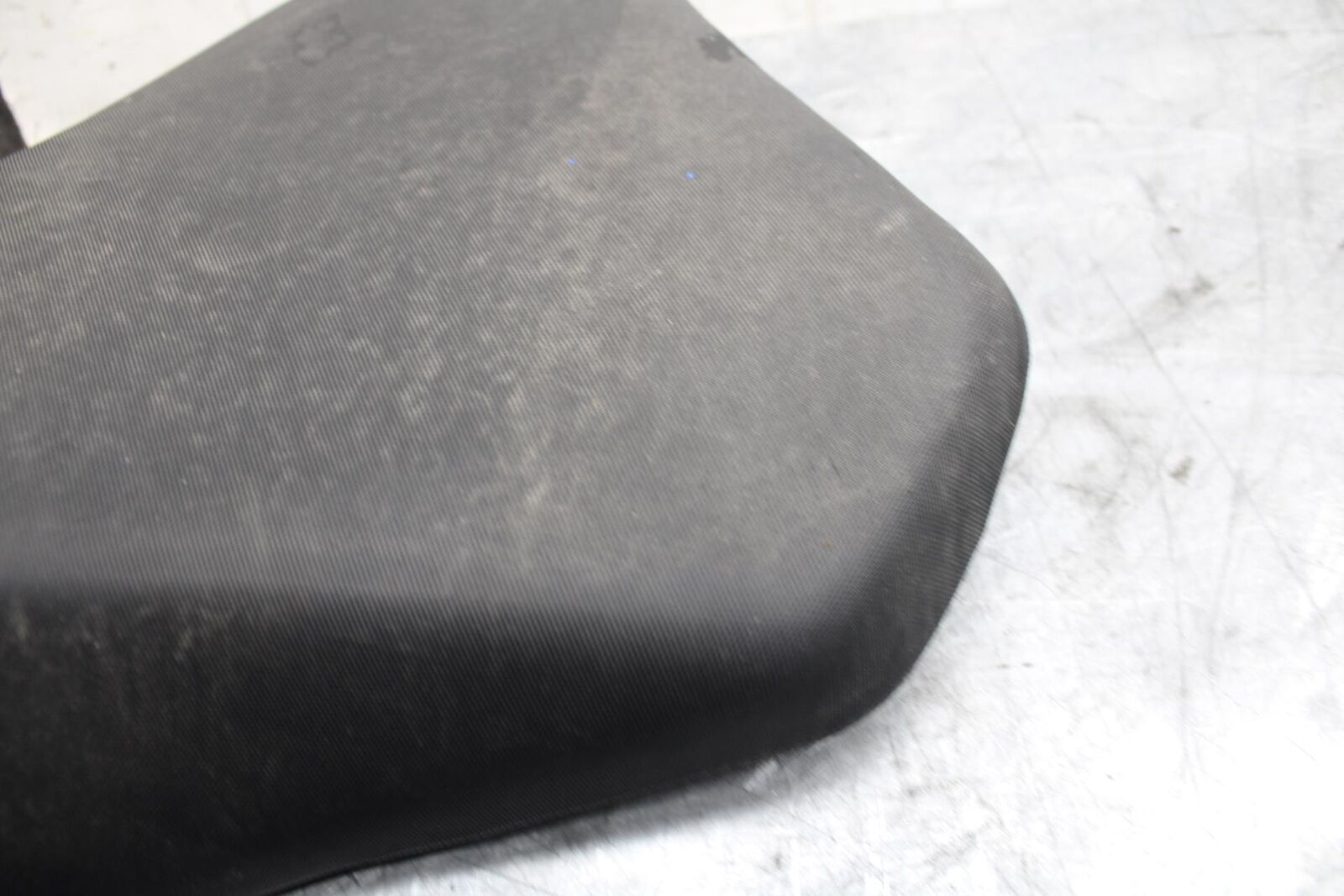 13 SUZUKI GSXR750 FRONT DRIVERS SEAT PAD SADDLE PILLION BB474