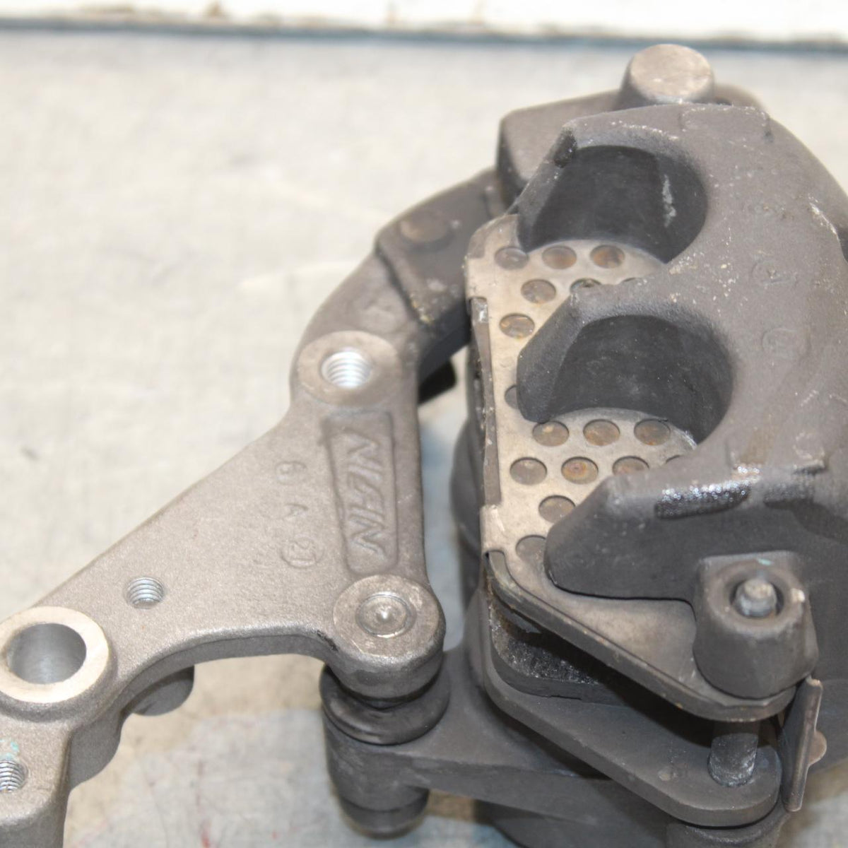 15-18 HONDA CB300FA FRONT BRAKE CALIPER WITH MOUNT BRACKET BB646
