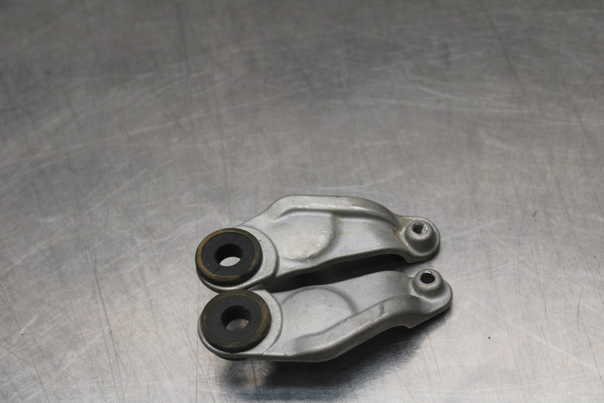 08-16 YAMAHA YZF R6 FRONT GAS TANK BRACKET MOUNT BB798