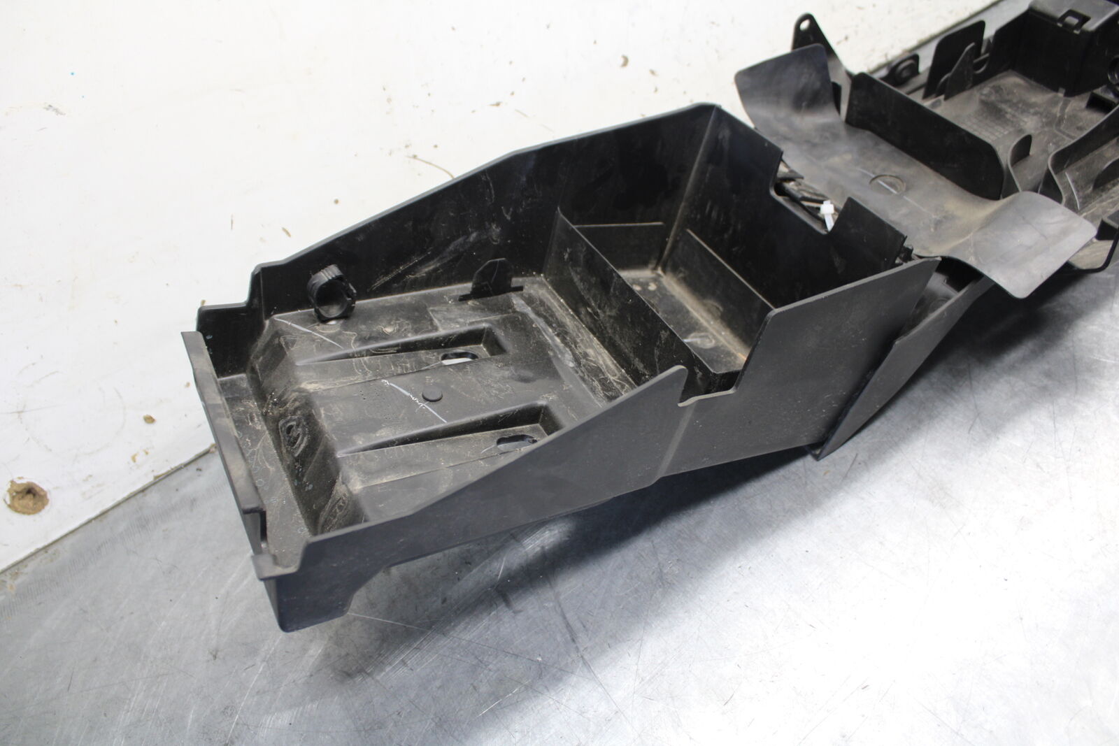 18-23 KAWASAKI NINJA 400 REAR BACK TAIL UNDERTAIL BATTERY TRAY PLASTIC BB679
