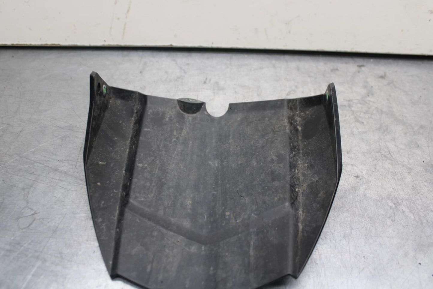 2014 Yamaha FZ09 REAR BACK WHEEL TIRE HUGGER FENDER 1RC-21650-00-00 BB81
