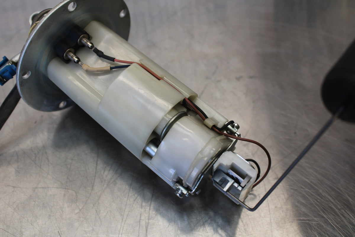11 SUZUKI GSXR1000 FUEL PUMP GAS PETROL SENDER UNIT BB142