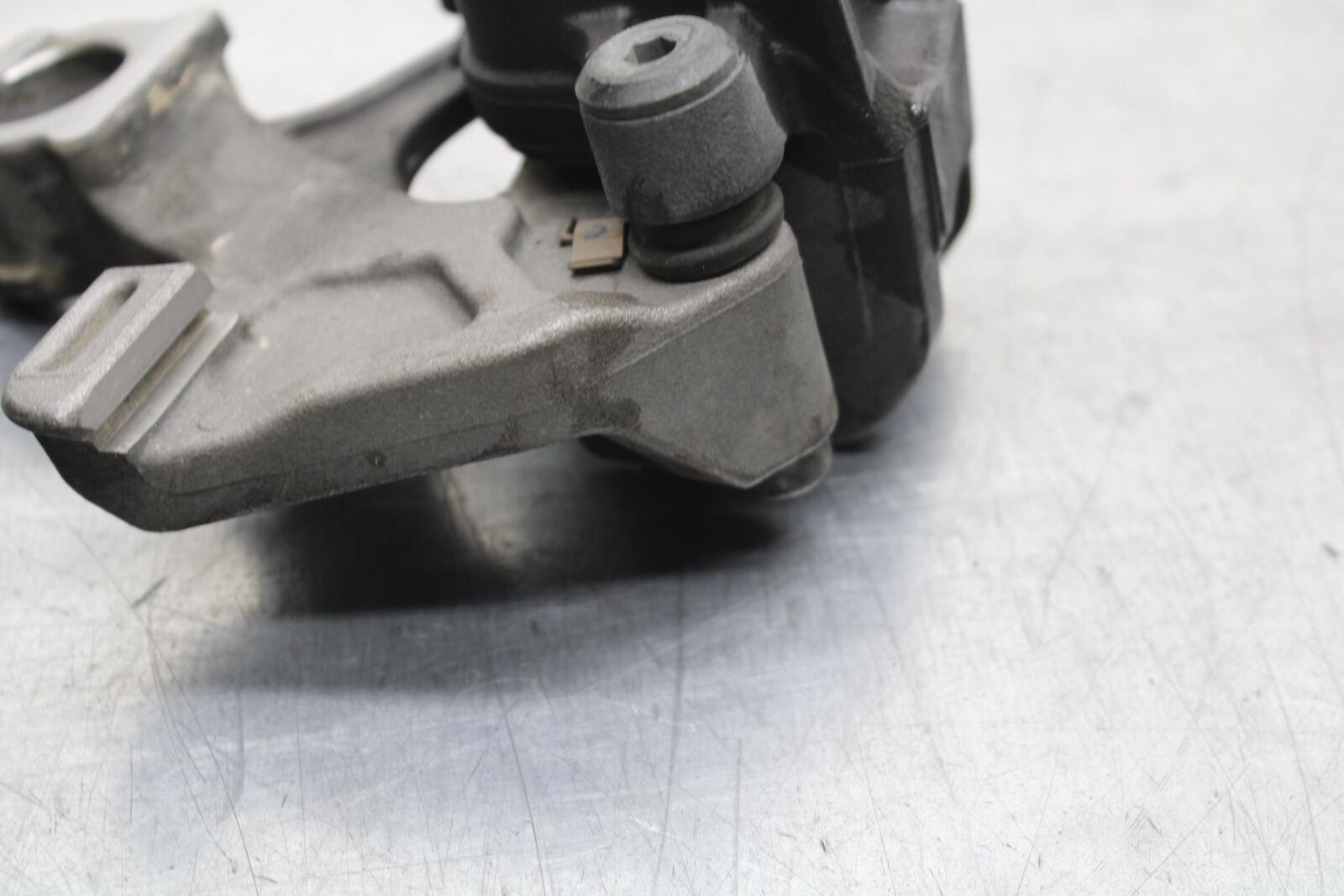2017 Suzuki GSXR600 REAR BRAKE CALIPER W MOUNT BRACKET 69100-47H10-999 BB598