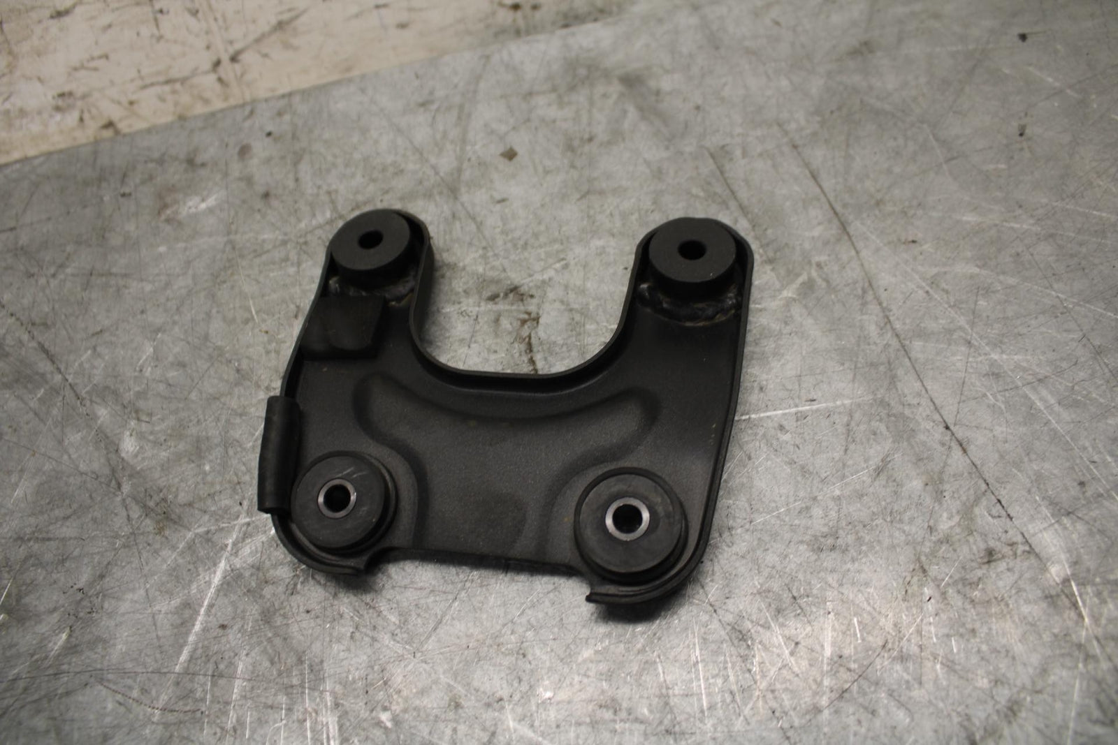 2009 Kawasaki Ninja ZX6R ZX600R FRONT GAS TANK BRACKET MOUNT BB44