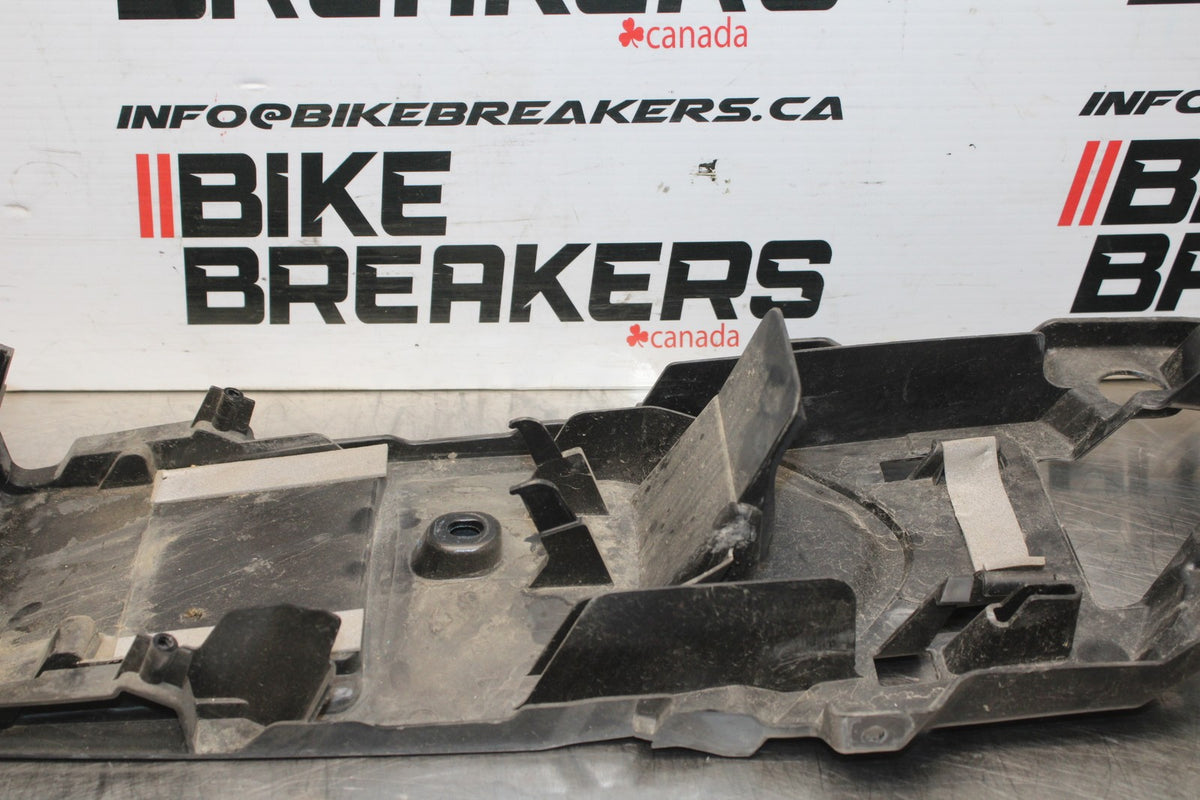 08-10 SUZUKI GSXR 600 REAR BACK TAIL UNDERTAIL BATTERY TRAY PLASTIC BB835
