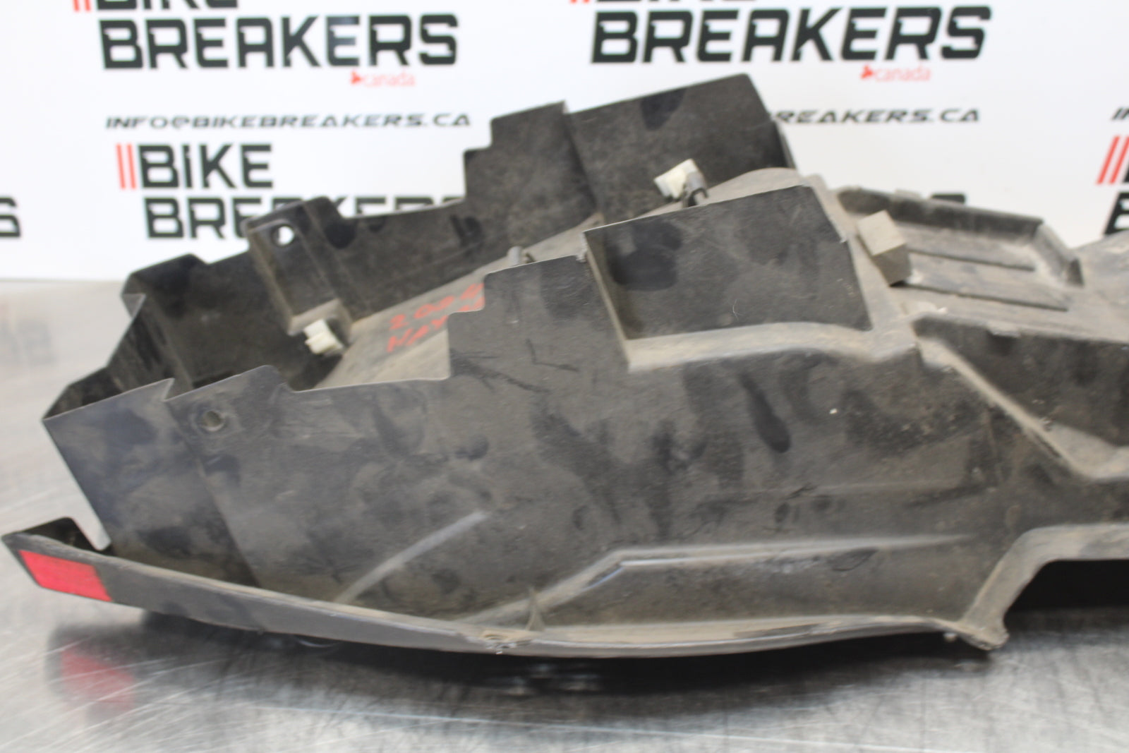 99-07 SUZUKI HAYABUSA GSX1300R REAR TAIL UNDERTAIL BATTERY TRAY PLASTIC BB281