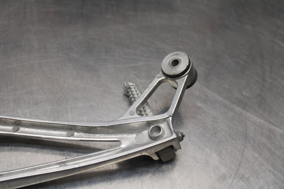 03-05 YAMAHA YZF R6  RIGHT REAR BACK PASSENGER PEG BB793