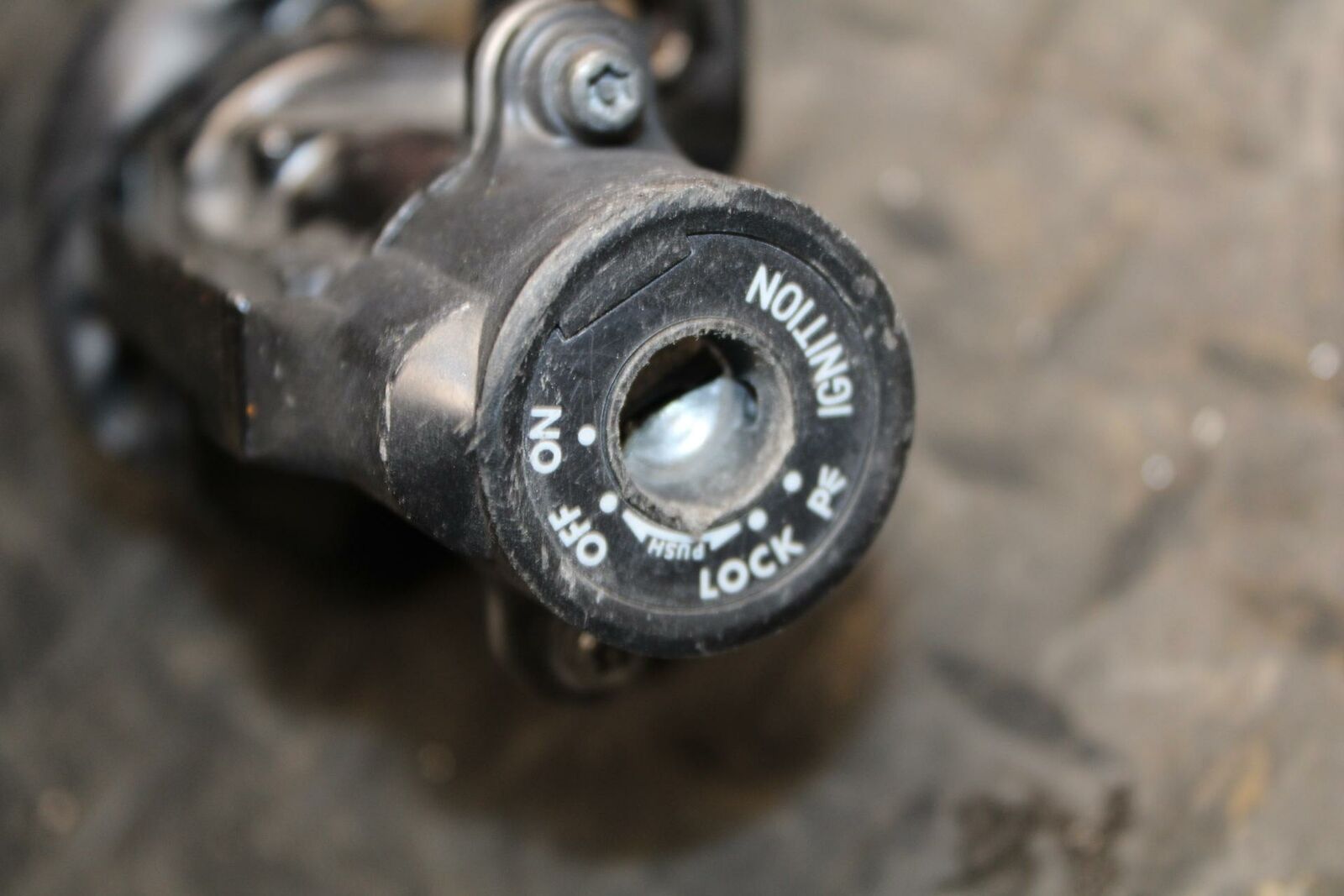 13 SUZUKI GSXR750 IGNITION LOCK KEY SET W/ GAS CAP  BB217