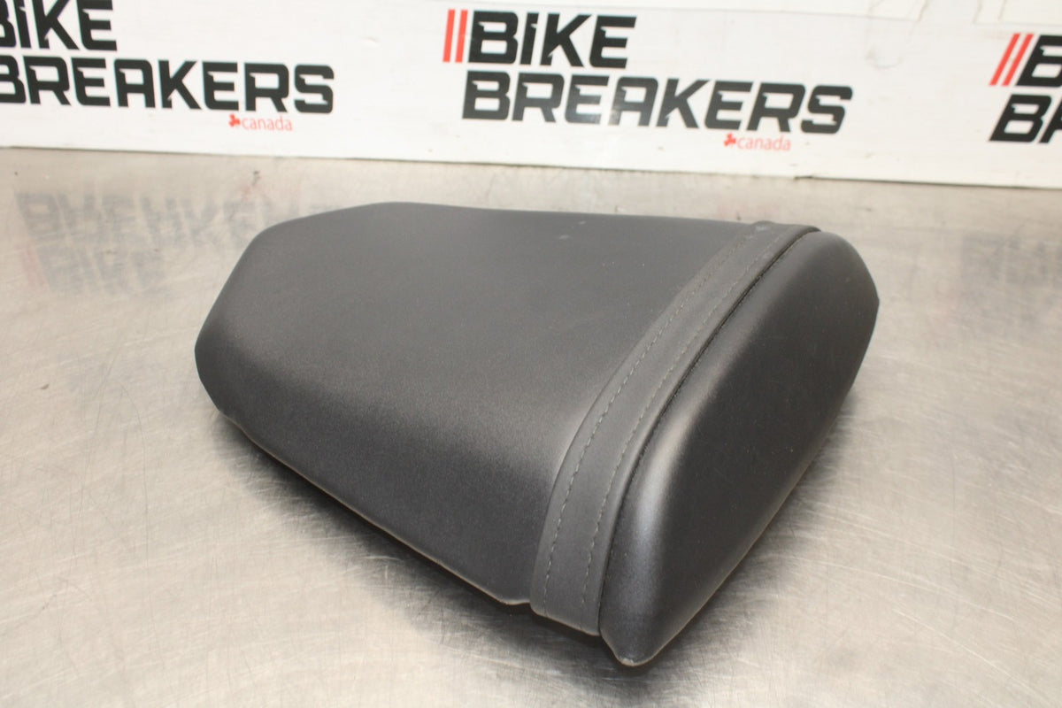 05 SUZUKI GSXR600 REAR BACK PASSENGER TANDEM SEAT PAD SADDLE PILLION BB329