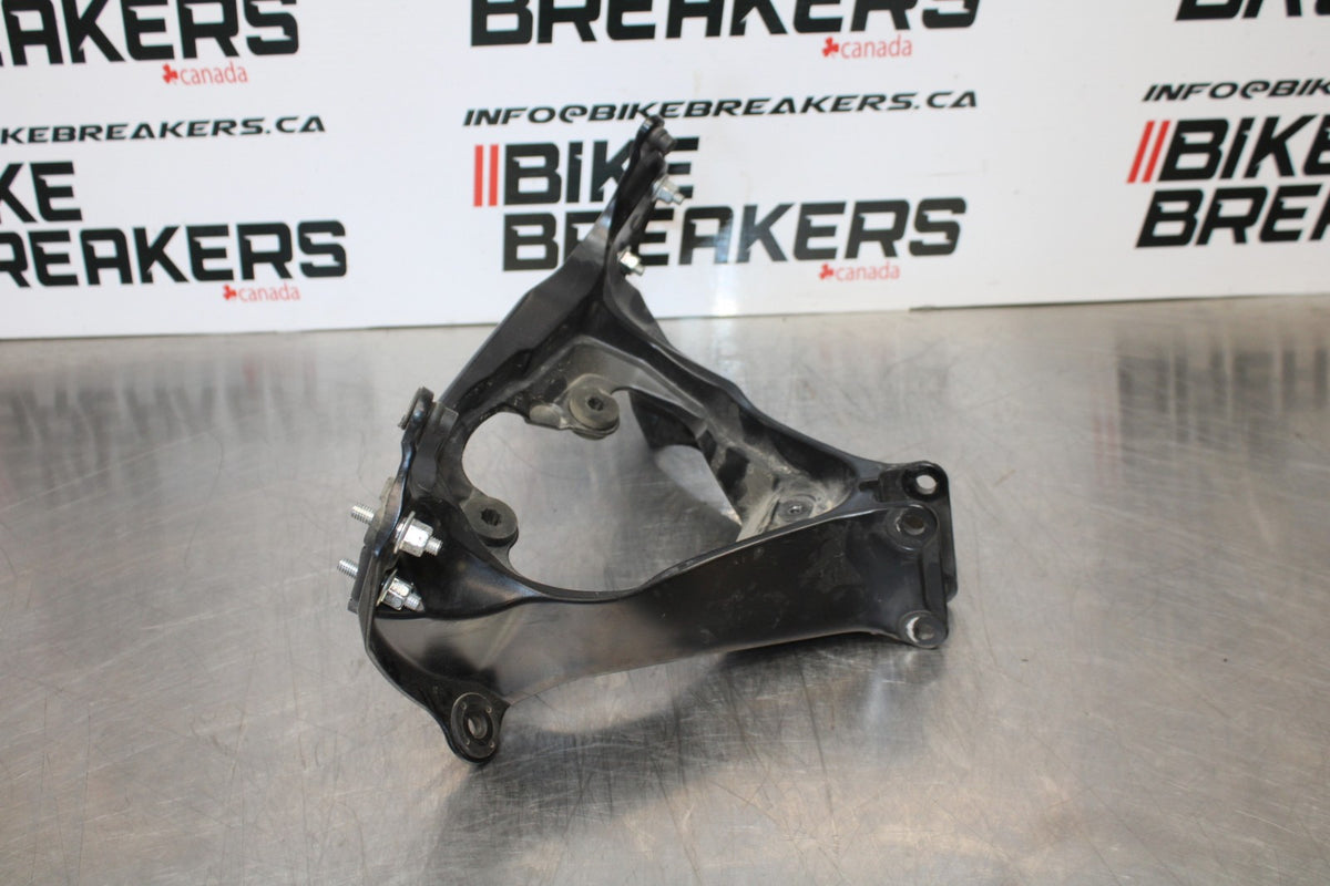 06-07 SUZUKI GSXR 600 UPPER FAIRING MIRROR GAUGES STAY BRACKET BB170