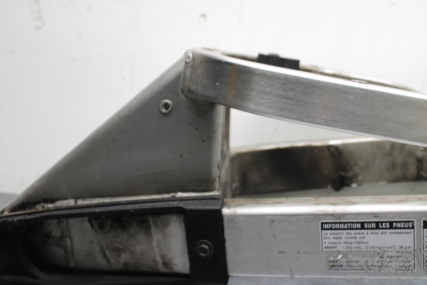 00-01 YAMAHA YZF R1 REAR SWINGARM BACK SUSPENSION SWING ARM BB755