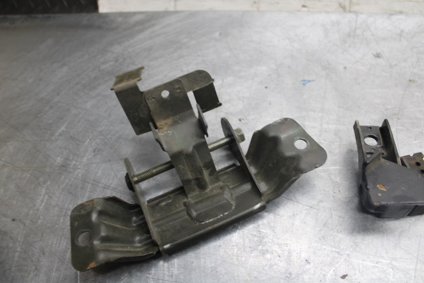 1998 Suzuki TL1000S GAS TANK FUEL CELL PETROL RESERVOIR BRACKET MOUNT BB508