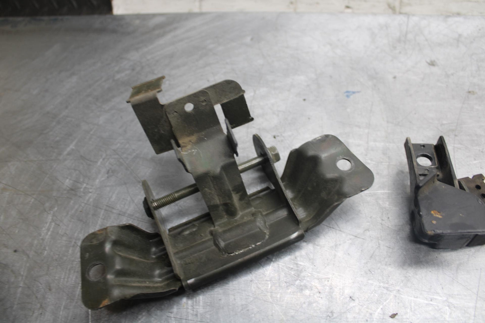 1998 Suzuki TL1000S GAS TANK FUEL CELL PETROL RESERVOIR BRACKET MOUNT BB508