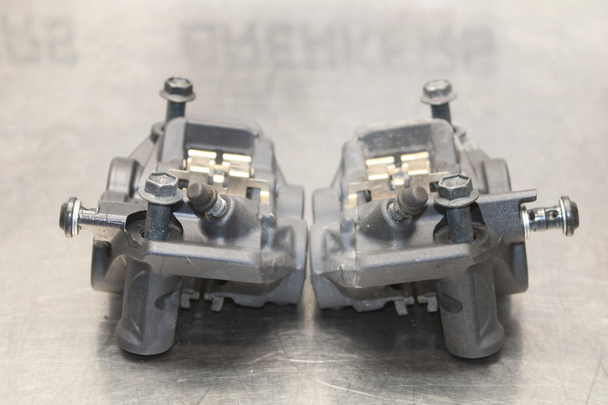 22-25 YAMAHA YZF R7 RIGHT LEFT FRONT BRAKE CALIPER SET PAIR CALIPERS BB176