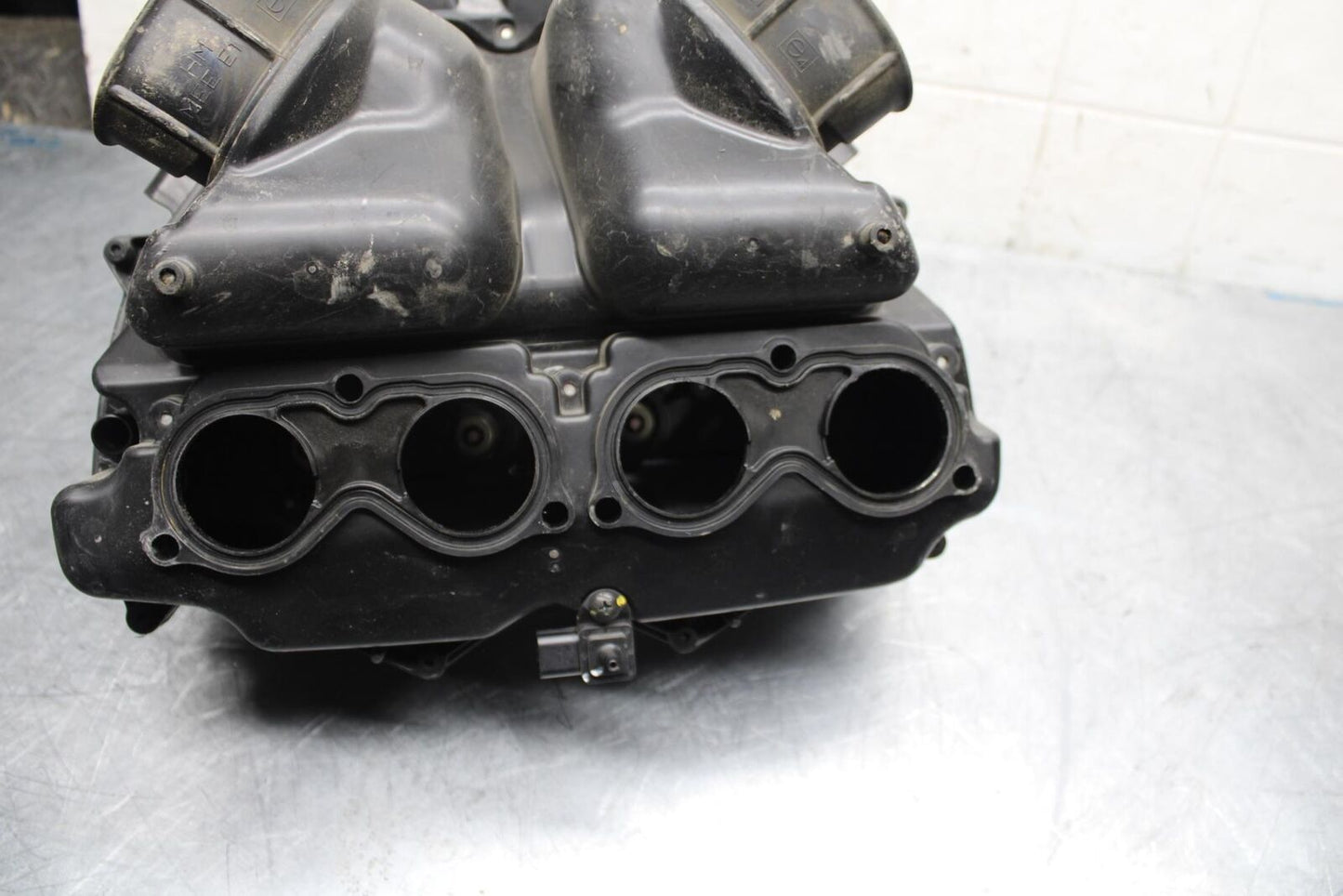 05-06 HONDA CBR600RR AIRBOX FILTER BOX 17221-MEE-D00 17231-MEE-670 BB484