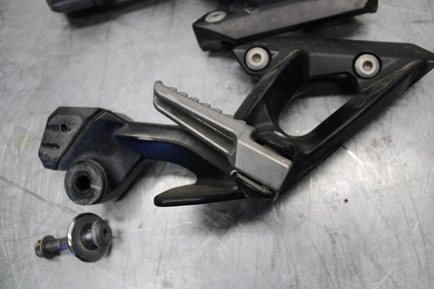 07-08 KAWASAKI CONCOURS 1400 ABS REAR BACK PASSENGER PEG SET PAIR BB449