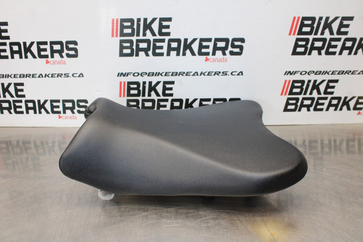 08-10 SUZUKI GSXR 600 FRONT DRIVERS SEAT PAD SADDLE PILLION BB202