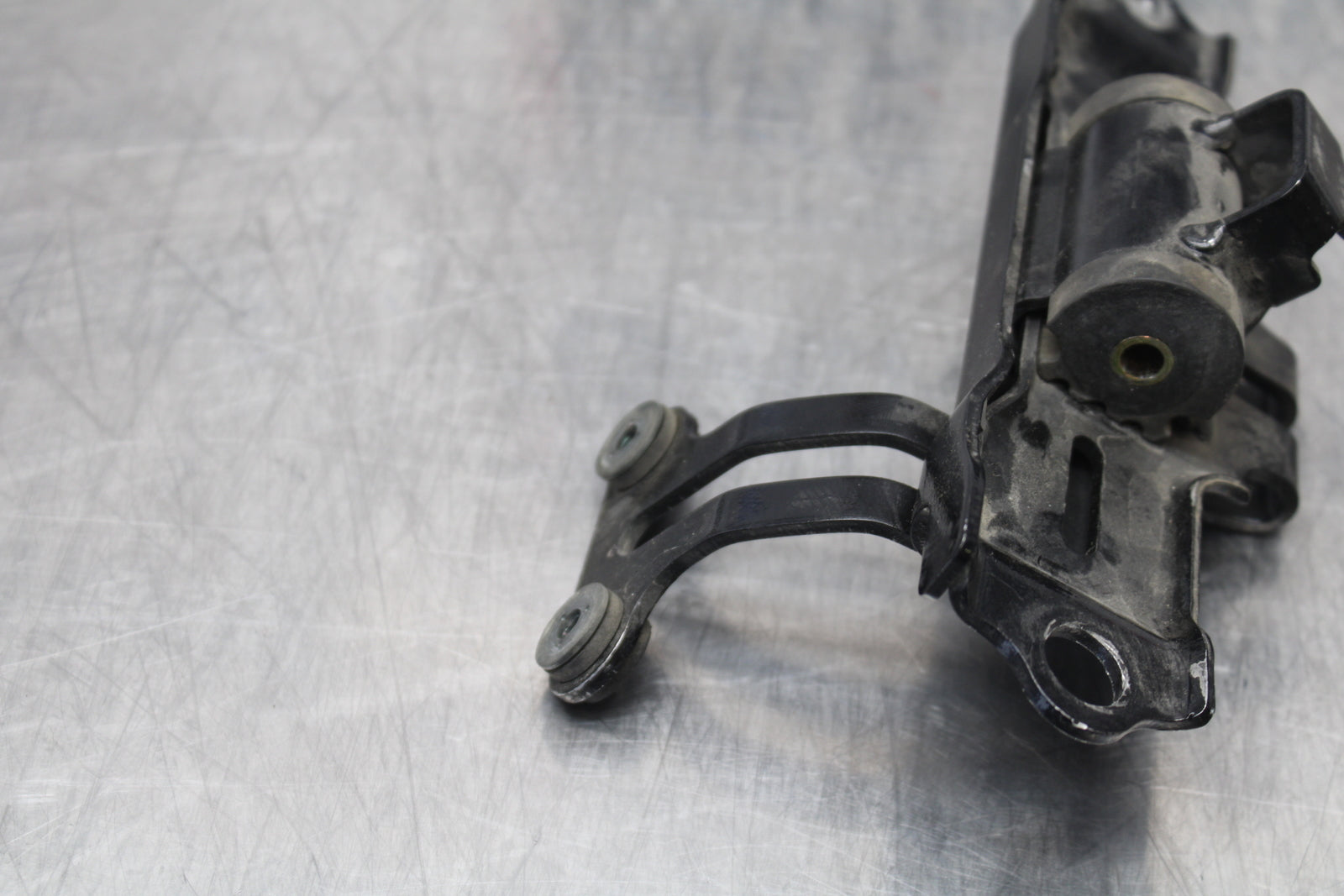 04-05 KAWASAKI NINJA ZX10R GAS TANK FUEL PETROL RESERVOIR BRACKET MOUNT BB163