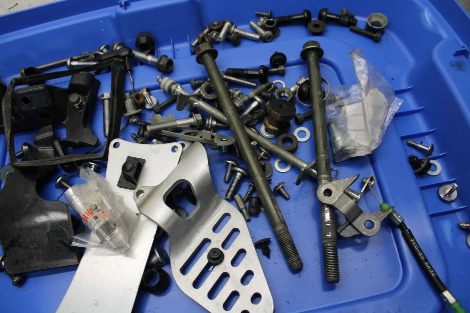 2007 Yamaha YZF R6 LEFTOVER MOUNTING BOLTS HARDWARE MOTOR SCREWS BB525