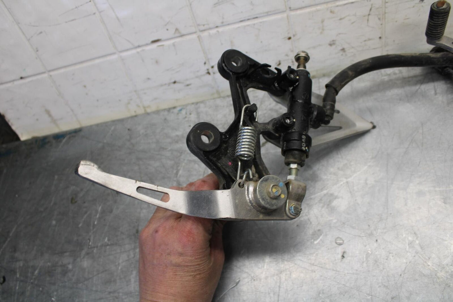 18 KAWASAKI Z 400 RIGHT LEFT REARSETS REAR SET DRIVER FOOT PEGS  BB469