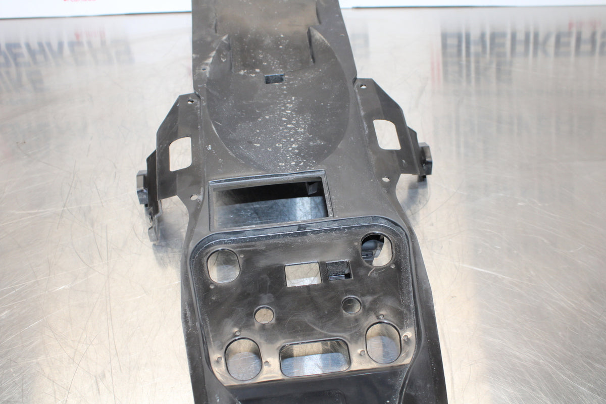 23 YAMAHA YZF R3 REAR BACK TAIL UNDERTAIL BATTERY TRAY PLASTIC BB147