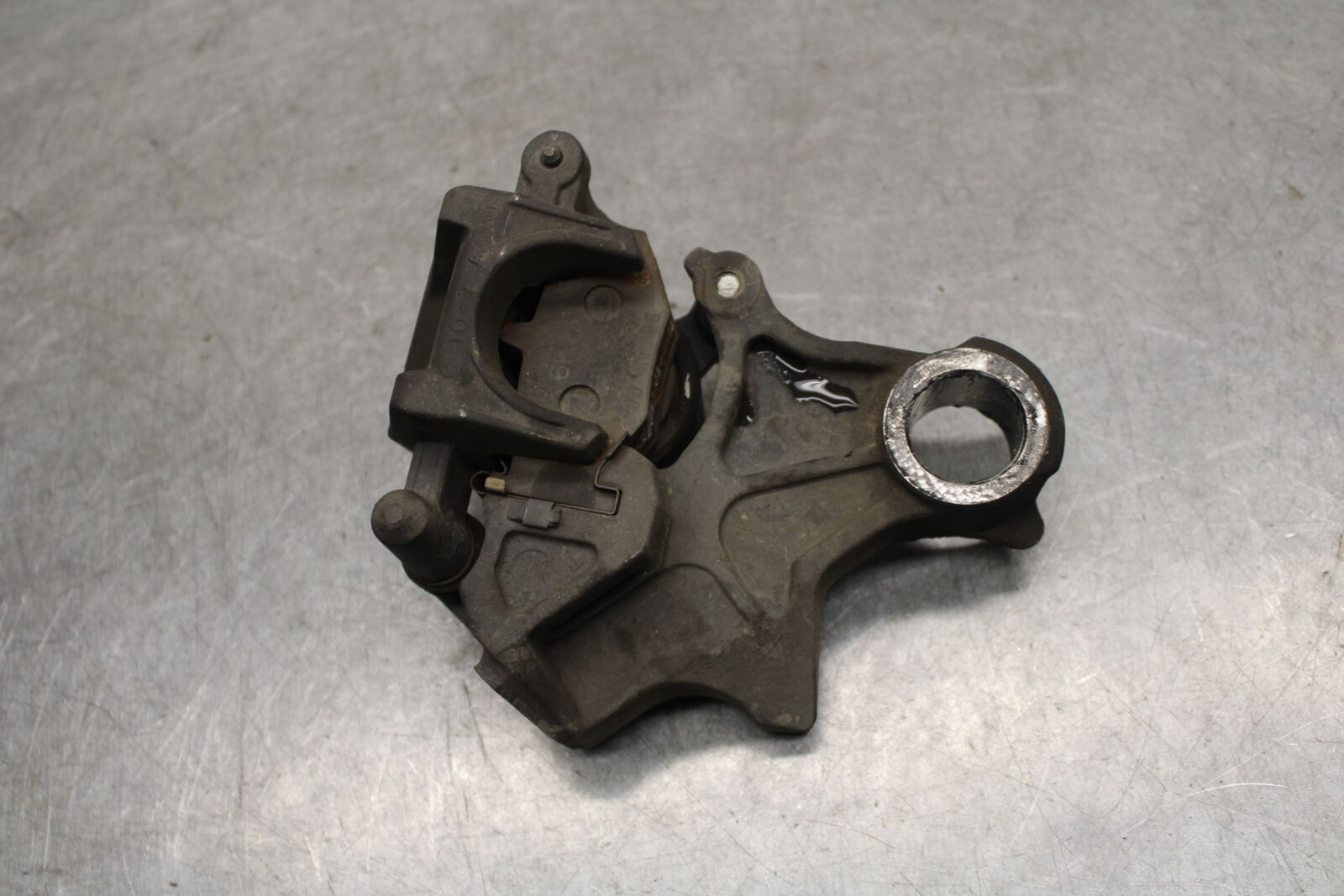 06-07 SUZUKI GSXR750 REAR BRAKE CALIPER W MOUNT BRACKET 69100-01H00-999  BB670