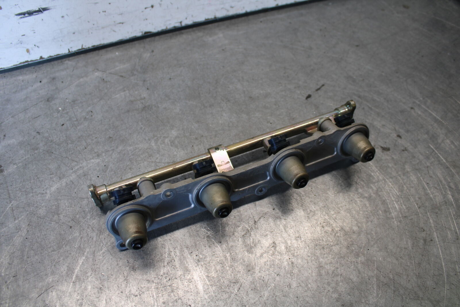 03-04 HONDA CBR600RR AIRBOX AIR INTAKE FILTER TOP RAIL INJECTORS BB661