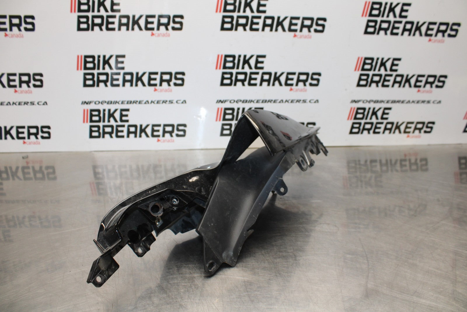22-25 YAMAHA YZF R7 RIGHT REAR BACK TAIL FAIRING COWL SHROUD BB176