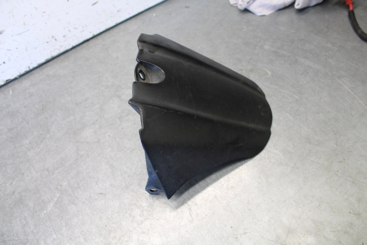 05-06 SUZUKI GSXR1000 REAR BACK WHEEL TIRE HUGGER FENDER 63114-41G00-291 BB663