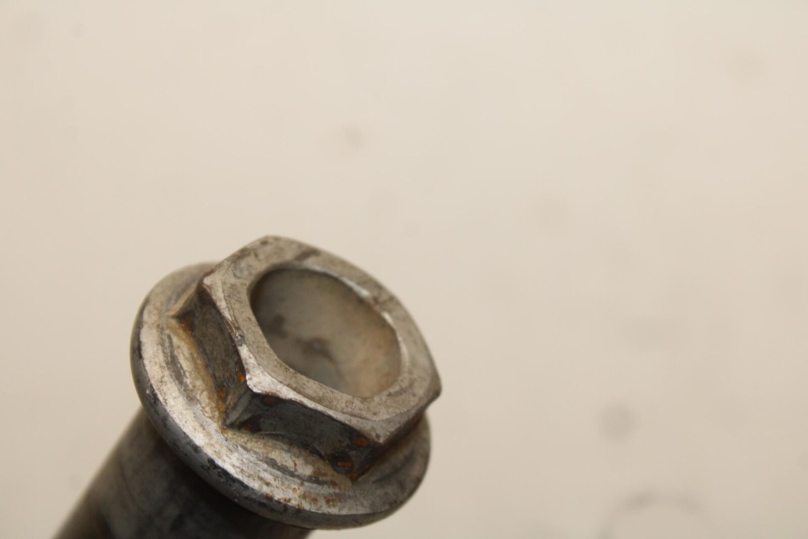 03-04 HONDA CBR600RR REAR AXLE BACK WHEEL RIM BOLT AXEL 42301-MEE-000 BB628