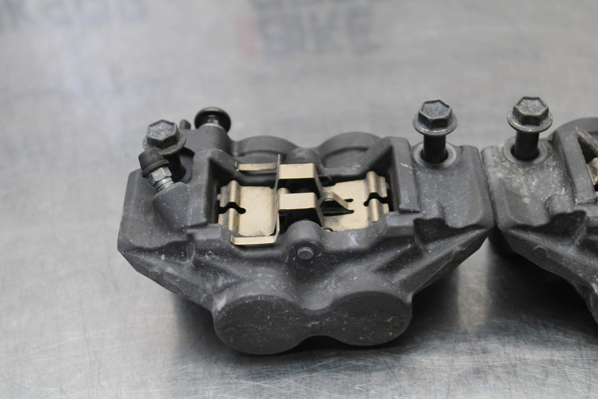 22-25 YAMAHA YZF R7 RIGHT LEFT FRONT BRAKE CALIPER SET PAIR CALIPERS BB182