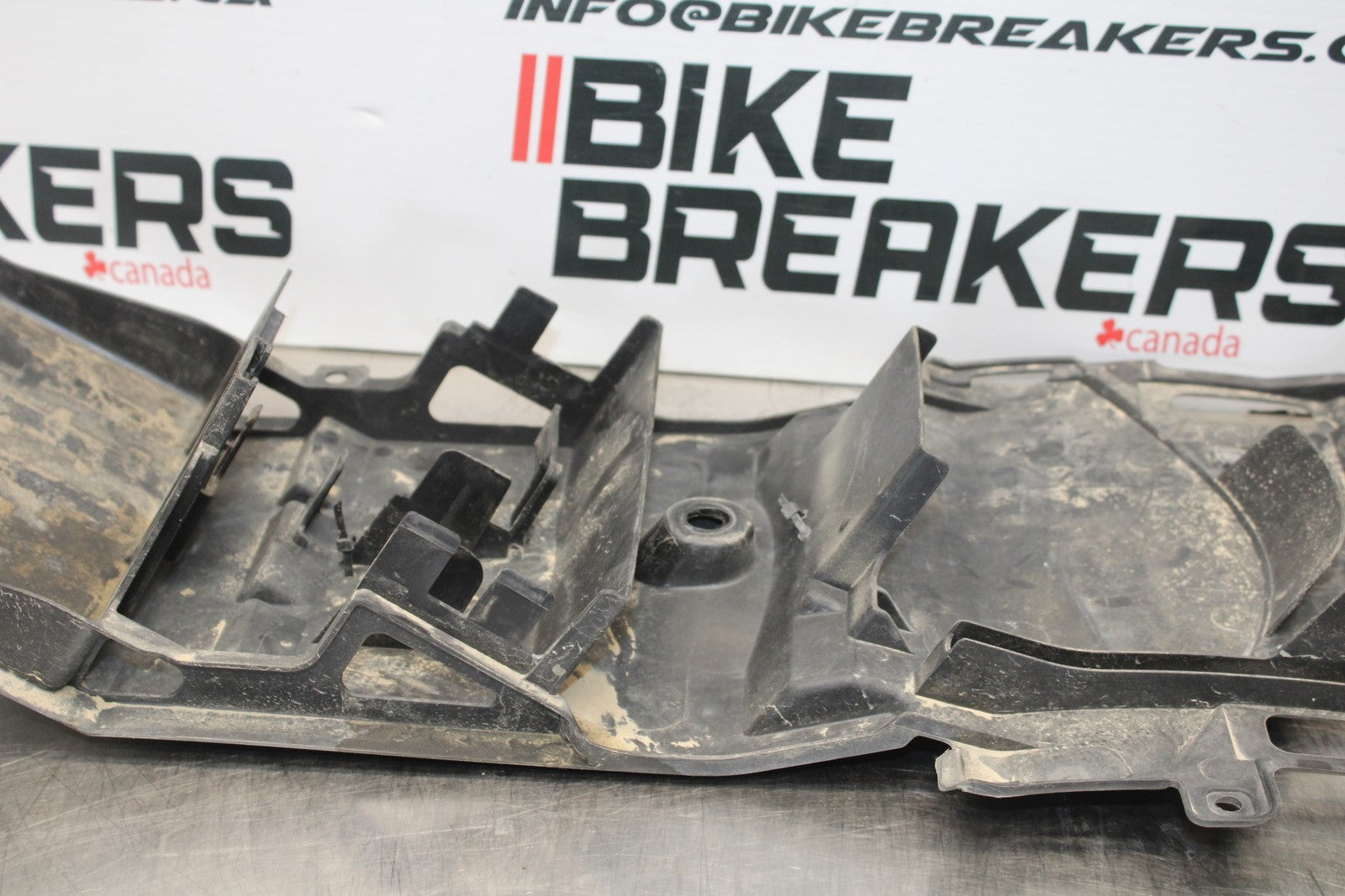11-22 SUZUKI GSXR 600  REAR BACK TAIL UNDERTAIL BATTERY TRAY PLASTIC BB193