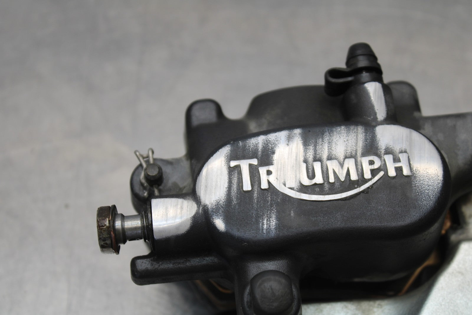 05 TRIUMPH ROCKET III REAR BACK BRAKE CALIPER W MOUNT BRACKET BB186