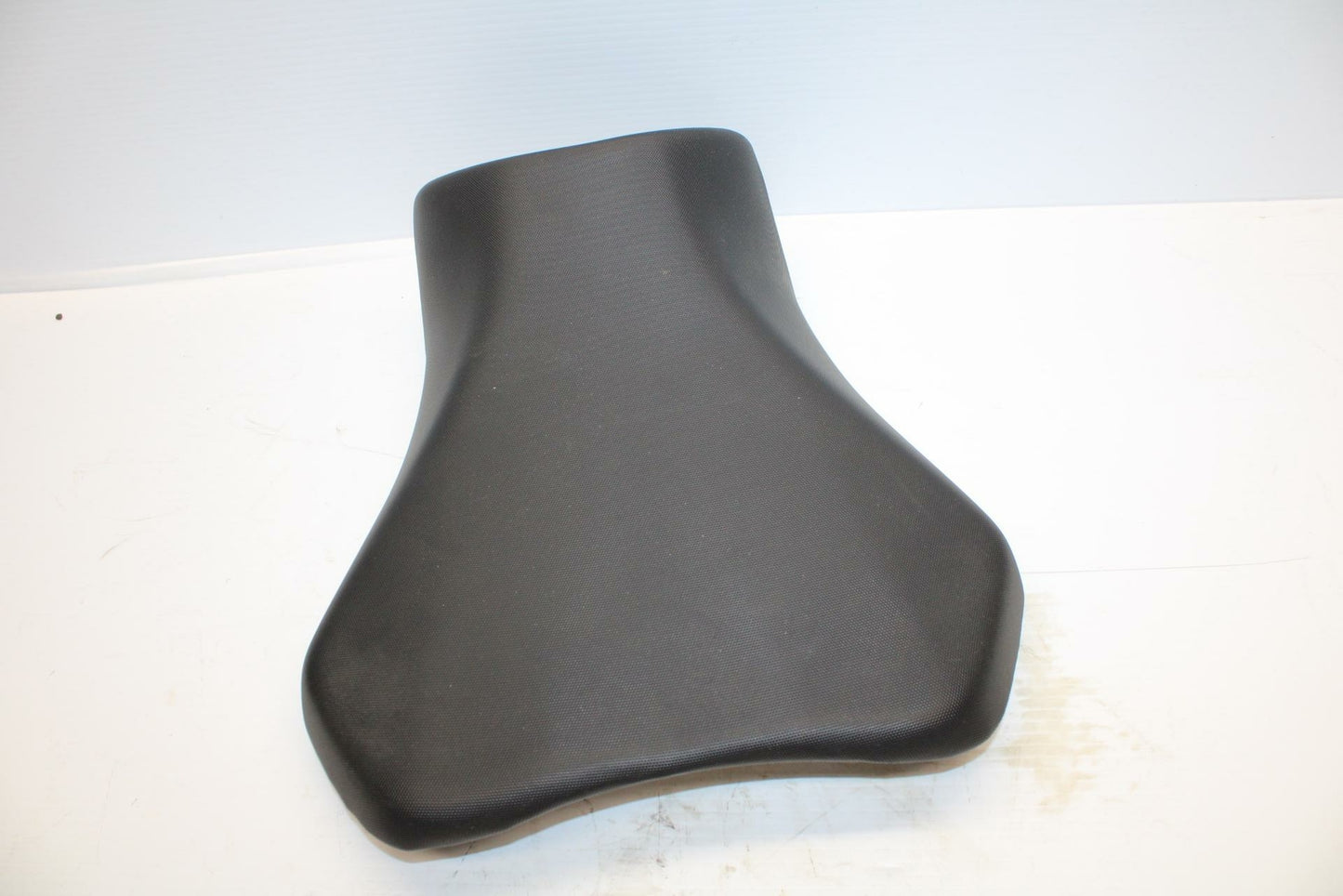 11-19 SUZUKI GSXR600 FRONT DRIVERS SEAT  SADDLE PILLION 45100-14J10-DW2 BB 241