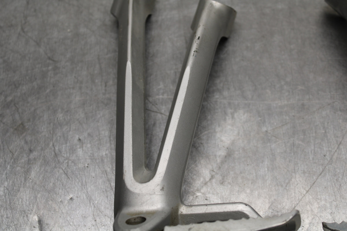 08-10 SUZUKI GSXR 600 REAR BACK PASSENGER PEG SET PAIR BB753