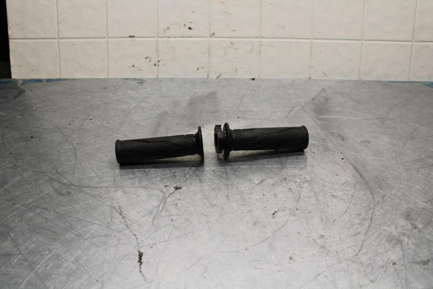 09-14 YAMAHA YZF R1 RIGHT LEFT CLIPON HANDLEBAR GRIPS GRIP PAIR SET BB448