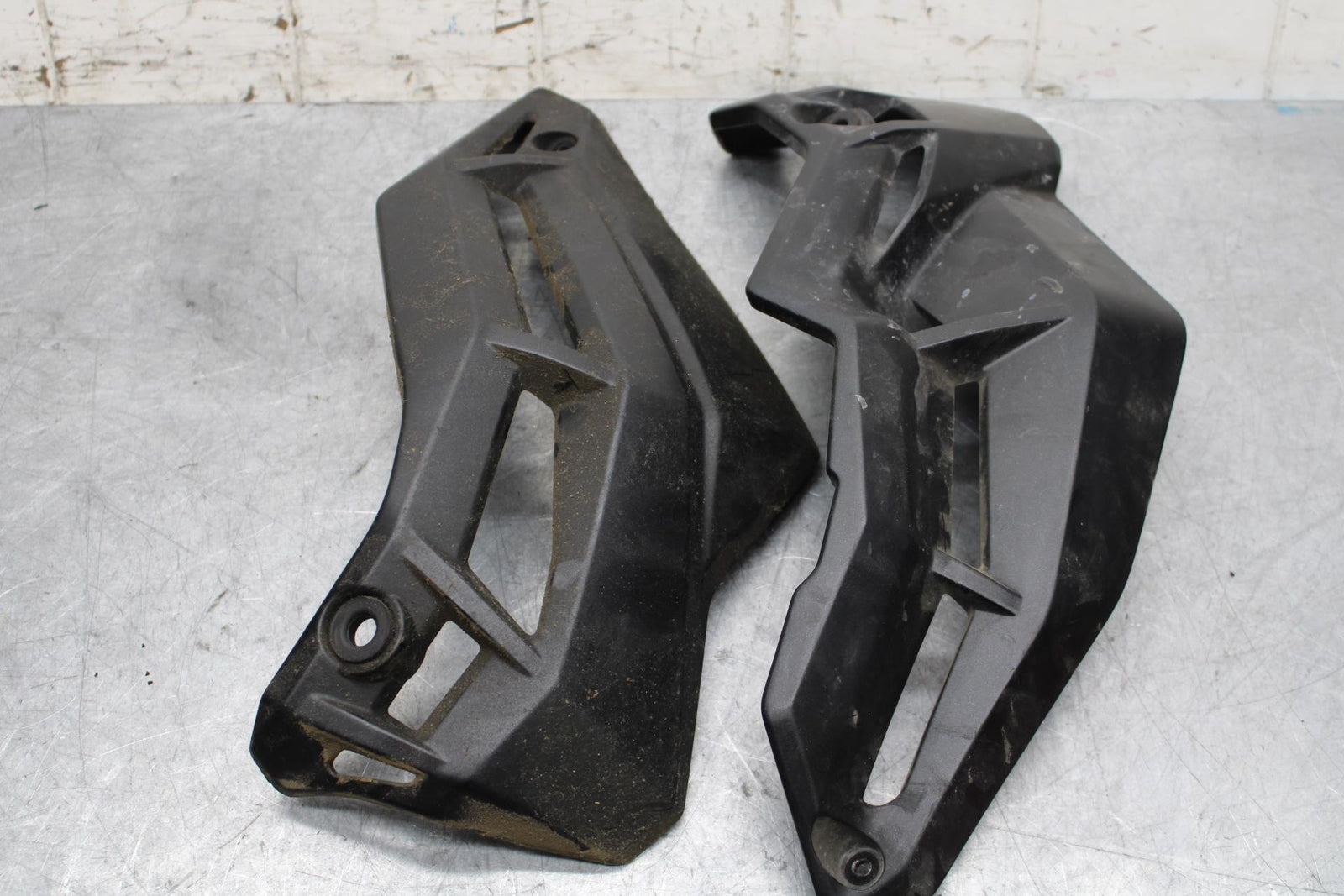 17 KAWASAKI Z900 ZR900 ENGINE COVER BB549